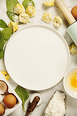 포토 JPG 해외이미지 접시 식재료 실내 사람없음 하이앵글 계란 준비 흰배경 밀가루 시금치 계란판 날계란 반죽밀대 토르텔리니 해외202004 해외포토 식기 뷰포인트 백그라운드 채소 파스타 내부 알 흰색 가루 밀대 파일형식