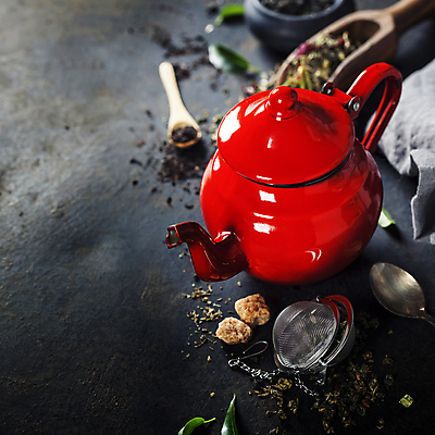 포토 JPG 해외이미지 잎 검은배경 실내 사람없음 숟가락 다기 찻주전자 설탕 나무숟가락 찻잎 스쿱 해외202004 차거름망 해외포토 식물 백그라운드 주전자 수저 내부 차_음료 검은색 다도 파일형식