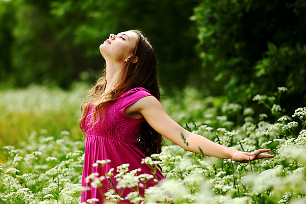 포토 JPG 해외이미지 라이프스타일 응시 드레스 공원 여자 행복 무기 포즈 밭 자연 성공 바람 휴식 창조 사랑 한명 서기 사람 성인 초록색 태양 봄 활발 기쁨 꿈 에너지 자유 신선 표현성 해외202004 해외202105 해외포토 자연요소 1 시선 옷 계절 공공시설 감정 컬러 컨셉 농업 모션 날씨 생활 생태계 파일형식
