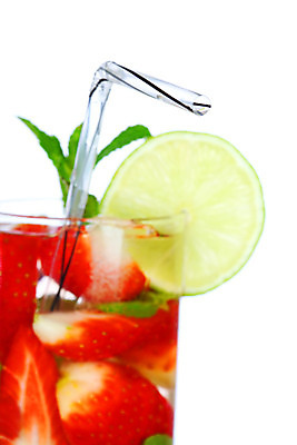 포토 JPG 해외이미지 음료 음식 백그라운드 잎 2 과일 재료 부분 유리 딸기 귤 주류 사람없음 장식 빨간색 초록색 물 파란색 반사 파티 냉동 얼음 검은색 주스 추위 흰색 알코올 신선 칵테일 바 액체 달콤 맛 시원함 설탕 레몬 민트 상쾌 라임 쿠바 고립 모히토 섞기 해외202004 해외202105 해외포토 자연요소 식물 감정 컬러 컨셉 재질 이벤트 중앙아메리카 허브 파일형식