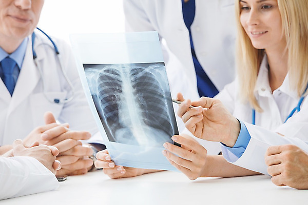 포토 JPG 해외이미지 직업 응시 교육 유니폼 청진기 뼈 골격 엑스레이 건강 병원 사람 여러명 약 시험 환자 의사 광선 작업 그룹 질병 동료 그림 외과 궤 돌봄 방사선 해외202004 해외202105 해외포토 시선 옷 다수 의학 관계 의료기기 모션 의료진 파일형식