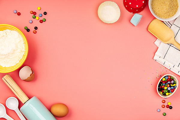 포토 JPG 해외이미지 실내 사람없음 하이앵글 초콜릿 계란 준비 밀가루 홈베이킹 제빵 계량스푼 머핀틀 반죽밀대 스쿱 황설탕 카피스페이스 분홍색배경 해외202004 해외포토 뷰포인트 분홍색 백그라운드 주방용품 디저트 내부 제과제빵 알 공백 가루 설탕 밀대 파일형식