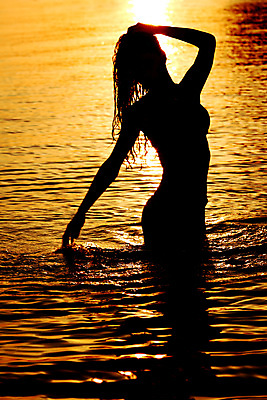 포토 JPG 해외이미지 구름 모델 1 라이프스타일 계절 여자 실루엣 모래 파도 바다 자연 하늘 휴가 휴식 건강 한명 사람 풍경 야외 물 여름 파란색 빛 컬러풀 운동 태양 숫자 섹시 노란색 우주 일출 맑음 일몰 춤 야간 내추럴 해외202004 해외202105 해외포토 자연요소 문자 컬러 컨셉 날씨 문화예술 촬영기법 생활 노을 생태계 파일형식