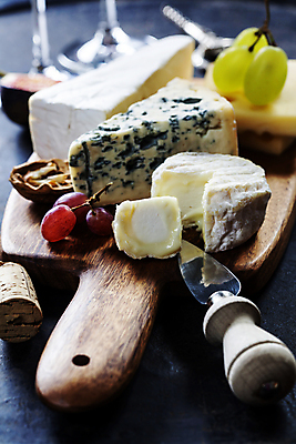 포토 JPG 해외이미지 포도 치즈 유제품 실내 사람없음 칼 청포도 코르크 나무도마 블루치즈 남색배경 해외202004 고르곤졸라치즈 해외포토 백그라운드 과일 도마 내부 목재 남색 파일형식