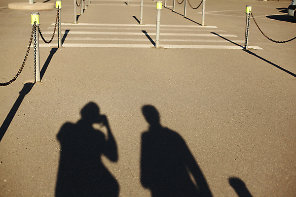 포토 JPG 해외이미지 여자 남자 실루엣 여행 신발 오렌지 모션 거리 그림자 사람 사람없음 야외 가로 햇빛 노란색 걷기 검은색 어둠 일몰 우정 도시 보행자 황금 저녁 아스팔트 윤곽 문학 청동 방법 양발 카피스페이스 해외202004 해외202105 해외포토 도로 컬러 과일 촬영기법 친구 태양 노을 공백 야간 파일형식