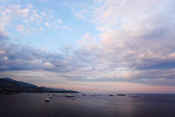 포토 JPG 해외이미지 유럽 바다 하늘색 요트 건축양식 휴가 산 주택 항해 안테나 파노라마 풍경 사람없음 건물 물 파란색 도시풍경 항구 일몰 프랑스 도시 만 보트 고급 지중해 만족 휴양지 함선 타운 스카이라인 프랑스어 모나코 몬테카를로 해외202004 해외202105 해외포토 자연요소 문자 건축물 건축 감정 나라 컬러 컨셉 배_교통 통신 교통시설 촬영기법 노을 장소 파일형식