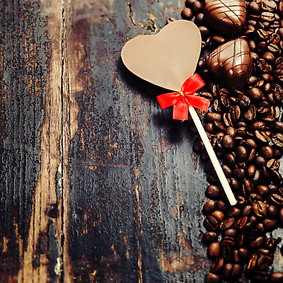 포토 JPG 해외이미지 리본 실내 사람없음 초콜릿 원두 하트 막대기 나무바닥 해외202004 해외포토 모양 커피 디저트 바닥 내부 파일형식