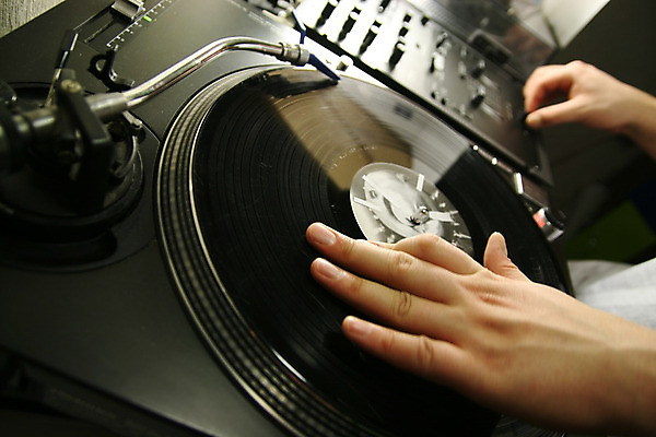 포토 JPG 해외이미지 손 음악 손가락 놀이 사람없음 전자제품 파티 소리 음악가 기술자 혼합 DJ 클럽 전자 축음기 비닐 돌리기 뮤지컬 섞기 테크노 유흥 해외202004 해외202105 해외포토 직업 음향기기 모션 재질 문화예술 이벤트 신체부위 골동품 파일형식