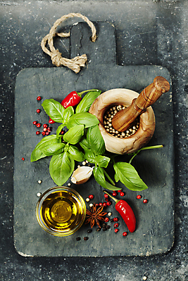 포토 JPG 해외이미지 고추 회색배경 실내 마늘 사람없음 하이앵글 올리브오일 유리그릇 바질 막자사발 나무도마 막자 통후추 해외202004 팔각회향 해외포토 그릇 뷰포인트 백그라운드 채소 유리 도마 내부 목재 회색 사발 기름_음식 향신료 후추 파일형식