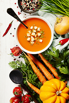 포토 JPG 해외이미지 스튜디오촬영 그릇 토마토 방울토마토 고추 호박 양파 실내 사람없음 숟가락 당근 흰배경 후추 쪽파 단호박수프 해외202004 해외포토 식기 백그라운드 채소 뿌리채소 수저 내부 흰색 수프 향신료 파 파일형식