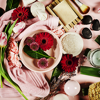 포토 JPG 해외이미지 그릇 꽃 잎 실내 사람없음 하이앵글 수건 튤립 담기 스파용품 비누 거베라 향초 아로마테라피 라벤더 스톤 메이크업브러쉬 허브볼 분홍색배경 해외202004 해외포토 식물 식기 뷰포인트 분홍색 백그라운드 초 모션 내부 위생용품 스파 붓 허브 오브젝트 테라피 파일형식