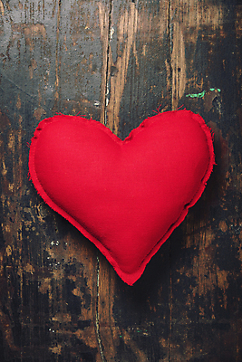 포토 JPG 해외이미지 실내 사랑 사람없음 하트 오브젝트 나무바닥 하트쿠션 해외202004 해외포토 모양 감정 쿠션 바닥 내부 파일형식