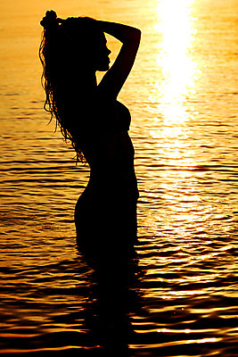 포토 JPG 해외이미지 구름 모델 1 라이프스타일 계절 여자 실루엣 모래 파도 바다 자연 하늘 휴가 휴식 건강 한명 사람 풍경 야외 물 여름 파란색 빛 컬러풀 운동 태양 숫자 섹시 노란색 우주 일출 맑음 일몰 춤 야간 내추럴 해외202004 해외202105 해외포토 자연요소 문자 컬러 컨셉 날씨 문화예술 촬영기법 생활 노을 생태계 파일형식