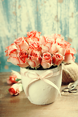 포토 JPG 해외이미지 리본 실내 사람없음 아웃포커스 장미 꽃병 다발 가득함 세피아 해외202004 해외포토 꽃 촬영기법 내부 파일형식