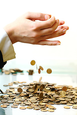 포토 JPG 해외이미지 손 백그라운드 컨셉 돈 비즈니스 성공 사람없음 금융 동전 유로 성장 흰색 잡기 변화 시장 재산 황금 떨어짐 구매 가격 무역 투자 상업 이익 가치 보물 회계 욕심 고립 수입 승자 예산 비용 수수료 해외202004 해외202105 해외포토 산업 컬러 모션 신체부위 경제 쇼핑 요금 파일형식