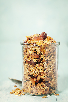 포토 JPG 해외이미지 유리병 곡류 실내 사람없음 숟가락 시리얼 파란배경 그래놀라 해외202004 해외포토 음식 백그라운드 병_용기 수저 내부 파란색 파일형식