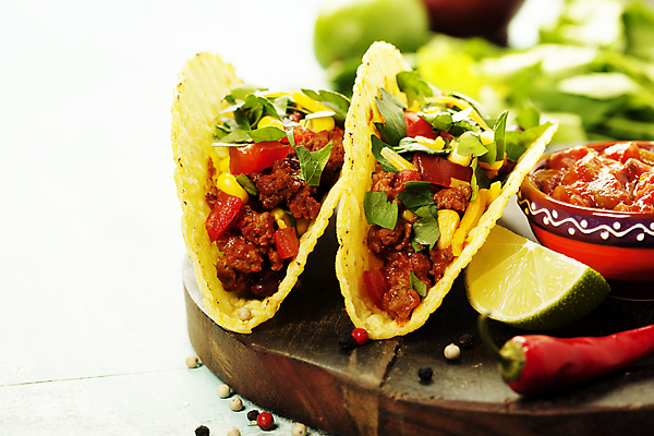 포토 JPG 해외이미지 실내 근접촬영 사람없음 흰배경 홍고추 라임 멕시코음식 나초 타코 나무받침 살사소스 해외202004 해외포토 음식 뷰포인트 백그라운드 과일 고추 서양음식 내부 목재 흰색 소스_음식 받침대 파일형식