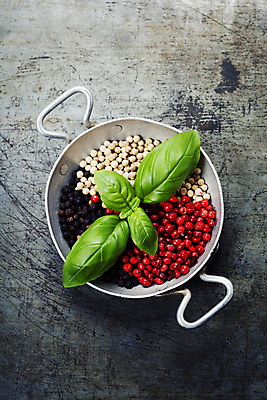 포토 JPG 해외이미지 회색배경 실내 사람없음 하이앵글 냄비 바질 통후추 해외202004 해외포토 뷰포인트 백그라운드 내부 회색 솥 후추 파일형식