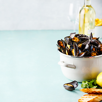 포토 JPG 해외이미지 와인잔 사람없음 아웃포커스 냄비 화이트와인 레몬 담기 파란배경 홍합 해외202004 해외포토 백그라운드 술잔 과일 모션 어패류 촬영기법 파란색 와인 솥 파일형식