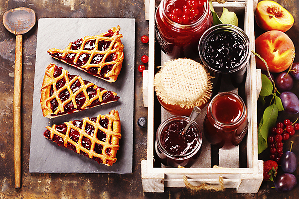 포토 JPG 해외이미지 조각 유리병 디저트 실내 사람없음 달콤 나무상자 복숭아 베리 자두 과일잼 과일파이 나무주걱 돌판 해외202004 해외포토 음식 과일 병_용기 내부 목재 상자 돌_바위 맛 잼 파이_빵 주걱 파일형식