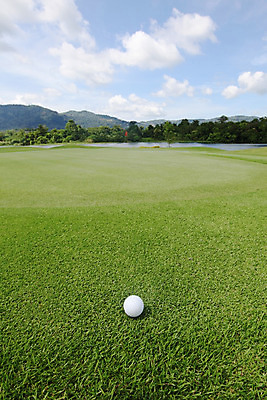 포토 JPG 해외이미지 스포츠 백그라운드 골프 공 자연 하늘 산 골프공 풍경 잔디 초원 사람없음 초록색 게임 강의 클럽 내추럴 페어웨이 해외202004 해외202105 해외포토 식물 컬러 놀이 골프용품 구기 생태계 파일형식