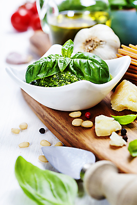 포토 JPG 해외이미지 치즈 실내 마늘 사람없음 아웃포커스 이탈리아음식 잣 바질 소스그릇 치즈나이프 페스토 해외202004 해외포토 그릇 채소 유제품 서양음식 촬영기법 내부 견과류 소스_음식 나이프 파일형식