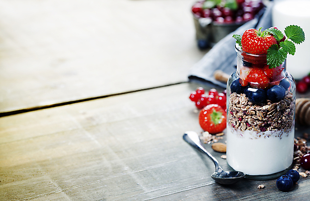 포토 JPG 해외이미지 딸기 유리병 곡류 실내 사람없음 숟가락 시리얼 블루베리 요거트 나무탁자 크랜베리 허니디퍼 카피스페이스 그래놀라 해외202004 해외포토 열매 음식 과일 탁자 병_용기 유제품 수저 내부 공백 도구 파일형식