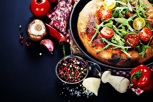 포토 JPG 해외이미지 방울토마토 검은배경 치즈 파프리카 피자 실내 마늘 육류 사람없음 이탈리아음식 홍고추 양송이 루꼴라 치즈나이프 통후추 해외202004 해외포토 백그라운드 토마토 채소 식재료 고추 유제품 패스트푸드 서양음식 내부 검은색 버섯 나이프 후추 파일형식