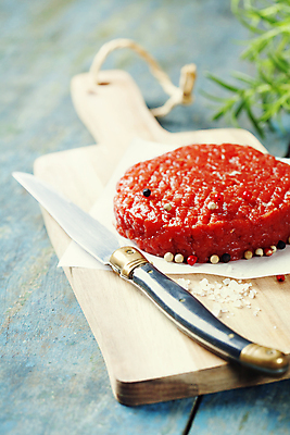 포토 JPG 해외이미지 실내 사람없음 햄버거 나이프 소금 패티 로즈메리 나무도마 나무탁자 통후추 종이호일 해외202004 해외포토 식기 탁자 도마 패스트푸드 내부 목재 칼 허브 후추 파일형식