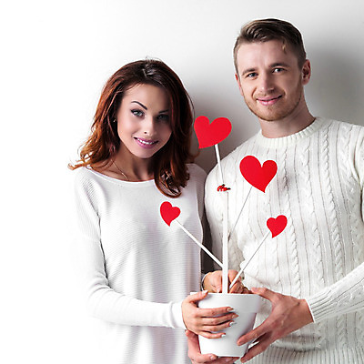 포토 JPG 해외이미지 나무 식물 커플 여자 남자 행복 결혼 컨셉 잎 2 함께함 발렌타인데이 사랑 미소 두명 빨간색 낭만 성장 흰색 하트 축하 스웨터 해외202004 해외202105 해외포토 모양 감정 컬러 상의 관계 데이이벤트 표정 사람 이벤트 파일형식