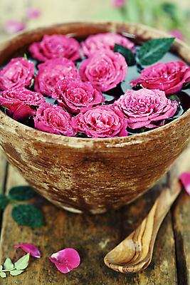 포토 JPG 해외이미지 근접촬영 사람없음 목재 장미 스파 사발 스파용품 아로마테라피 해외202004 해외포토 나무 꽃 뷰포인트 재료 사기그릇 오브젝트 테라피 파일형식