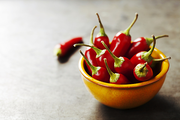 포토 JPG 해외이미지 그릇 식재료 회색배경 사람없음 매움 홍고추 해외202004 해외포토 식기 백그라운드 고추 회색 맛 파일형식