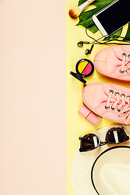 포토 JPG 해외이미지 이어폰 실내 사람없음 스마트폰 선글라스 유행 스니커즈 아이섀도 노란배경 메이크업브러쉬 틴트 파스텔톤 분홍색배경 해외202004 해외포토 안경 분홍색 컬러 음향기기 백그라운드 운동화 내부 핸드폰 스마트기기 노란색 화장품 붓 파일형식