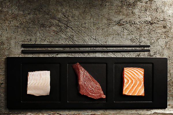 포토 JPG 해외이미지 접시 조각 젓가락 실내 사람없음 하이앵글 회 참치 날것 연어 연어요리 연어회 해외202004 해외포토 식기 음식 뷰포인트 수저 어류 내부 생선회 파일형식