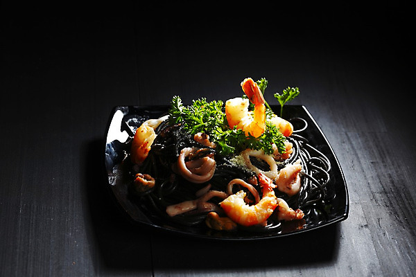 포토 JPG 해외이미지 접시 탁자 새우 파슬리 사람없음 신선 해산물 오징어 홍합 후추 오징어먹물스파게티 해외202004 오징어먹물 해외202105 해외포토 식기 가구 채소 어패류 연체동물 스파게티 갑각류 수중동물 향신료 파일형식