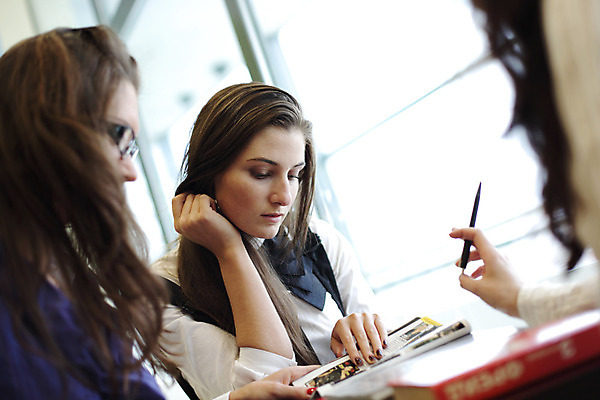 포토 JPG 해외이미지 백인 직업 학생 라이프스타일 여자 교육 안경 얼굴 대학생 백그라운드 생각 비즈니스 사업가 교실 청소년 성공 협력 갈색머리 대화 앉기 20대 아웃포커스 세명 친구 학습 컬러풀 우정 흰색 업무 작업 비즈니스우먼 가르침 소프트포커스 토론 해외202004 해외202105 해외포토 서양인 헤어스타일 잡화 컬러 컨셉 학교 관계 모션 촬영기법 말하기 사람 청년 생활 신체부위 직장인 파일형식