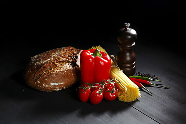 포토 JPG 해외이미지 전통 접시 문화 음식 빵 컨셉 토마토 채소 재료 고추 탁자 파프리카 파스타 마늘 스파게티 요리 사람없음 노란색 검은색 이탈리아 종 먹기 국수 후추 방앗간 마카로니 해외202004 해외202105 해외포토 식기 유럽 컬러 가구 모션 서양음식 면류 향신료 파스타면 파일형식 나라 생활용품 향미료 양념 오브젝트