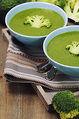 포토 JPG 해외이미지 그릇 실내 사람없음 식탁보 수프 브로콜리 나무바닥 나무쟁반 야채수프 해외202004 해외포토 식기 채소 바닥 쟁반 내부 목재 파일형식