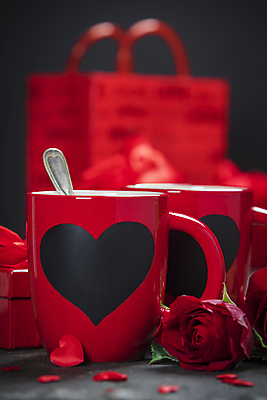 포토 JPG 해외이미지 검은배경 실내 발렌타인데이 사랑 사람없음 아웃포커스 쇼핑백 장미 머그컵 하트 티스푼 오브젝트 해외202004 해외포토 모양 꽃 감정 백그라운드 가방 데이이벤트 촬영기법 내부 컵 숟가락 검은색 파일형식