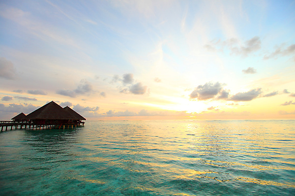 포토 JPG 해외이미지 구름 라이프스타일 물결 바다 섬 여행 자연 하늘 호텔 휴가 휴식 주택 손바닥 풍경 사람없음 물 여름 파란색 일출 맑음 일몰 꿈 낭만 전원 만 뜨거움 고급 빌라 휴양지 방갈로 석호 몰디브 이국적 터키석 파라다이스 해외202004 해외202105 해외포토 자연요소 손 계절 아시아 컬러 컨셉 숙소 날씨 건물 생활 노을 장소 전기에너지 보석 생태계 파일형식