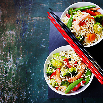 포토 JPG 해외이미지 그릇 젓가락 새우 파프리카 사람없음 하이앵글 면류 브로콜리 국수 파란배경 동양음식 카피스페이스 해외202004 해외포토 식기 음식 뷰포인트 백그라운드 채소 수저 갑각류 파란색 공백 파일형식