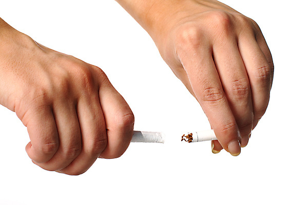 포토 JPG 해외이미지 손 스트레스 담배 건강 사람없음 손상 엄지손가락 금지 흰색 죽음 못 막대기 연기 질병 위험 냄새 지역 암 중독 악취 종료 습관 나쁜 단절 이슈 재활 헬프 해외202004 해외202105 해외포토 컬러 컨셉 손가락 의학 신체부위 치료 공구 도움 파일형식