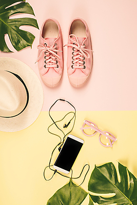 포토 JPG 해외이미지 안경 이어폰 실내 사람없음 스마트폰 유행 스니커즈 노란배경 열대잎 파스텔톤 분홍색배경 해외202004 해외포토 잡화 분홍색 컬러 음향기기 백그라운드 운동화 잎 내부 핸드폰 스마트기기 노란색 파일형식