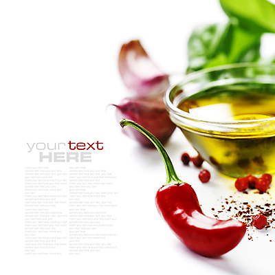 포토 JPG 해외이미지 그릇 식재료 마늘 사람없음 올리브오일 흰배경 매움 홍고추 후추 카피스페이스 해외202004 해외포토 식기 백그라운드 채소 고추 공백 흰색 맛 기름_음식 향신료 파일형식