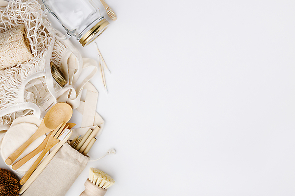 포토 JPG 해외이미지 유리병 실내 사람없음 하이앵글 자연보호 나이프 장바구니 흰배경 친환경 나무숟가락 나무포크 면봉 카피스페이스 제로웨이스트 해외202004 네트백 해외포토 식기 뷰포인트 백그라운드 포크 가방 자연 병_용기 내부 쇼핑 바구니 환경 숟가락 그린캠페인 공백 흰색 칼 보호 사회이슈 파일형식