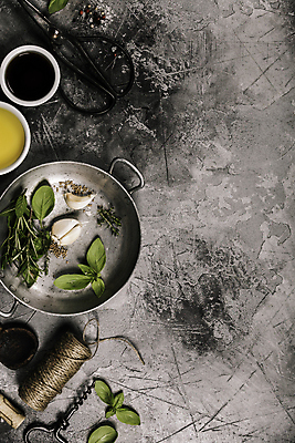 포토 JPG 해외이미지 그릇 회색배경 실내 마늘 사람없음 하이앵글 냄비 바질 노끈 로즈메리 와인오프너 통후추 카피스페이스 해외202004 해외포토 식기 줄 뷰포인트 백그라운드 채소 내부 공백 회색 솥 허브 후추 병따개 파일형식