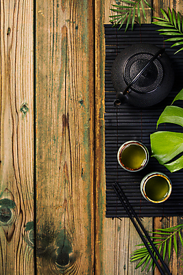 포토 JPG 해외이미지 실내 사람없음 하이앵글 찻잔 다기 찻주전자 나무젓가락 나무탁자 열대잎 카피스페이스 해외202004 해외포토 뷰포인트 잎 젓가락 탁자 주전자 잔 내부 공백 다도 파일형식