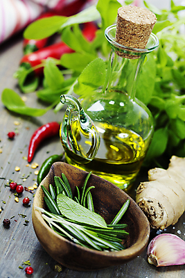 포토 JPG 해외이미지 고추 유리병 실내 마늘 사람없음 올리브오일 허브 나무바닥 홍고추 생강 로즈메리 나무그릇 통후추 해외202004 해외포토 식물 그릇 채소 병_용기 바닥 내부 목재 기름_음식 후추 파일형식