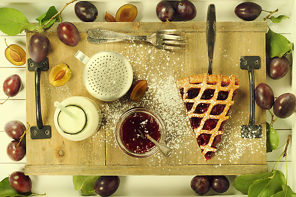 포토 JPG 해외이미지 조각 포크 잎 디저트 실내 사람없음 우유 달콤 자두 과일잼 과일파이 나무도마 슈가파우더 해외202004 해외포토 식물 식기 음식 과일 유제품 도마 내부 목재 맛 잼 파이_빵 파일형식