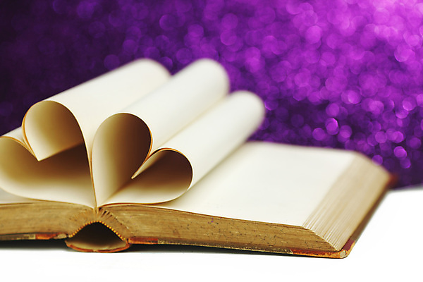 포토 JPG 해외이미지 종이 백그라운드 사랑 사람없음 책 보라색 낭만 하트 카피스페이스 해외202004 해외202105 해외포토 모양 감정 컬러 컨셉 공백 파일형식